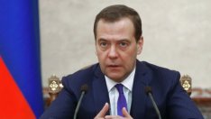 Медведев: Tранзитът на руски газ през Украйна зависи от политическата ситуация