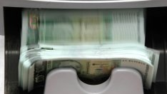 В края на 2018 г. средната заплата в страната стига 1170 лева