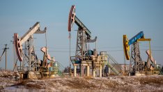 Спадът в цените на световния пазар сви приходите от петрол на Русия до двегодишно дъно