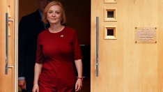 Лиз Тръс се отказа да намалява данъка за богатите, за да потуши недоволството