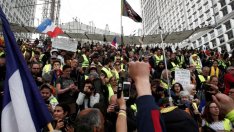 Пожарът в Нотр Дам не успя да спре "жълтите жилетки"