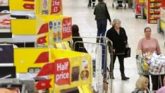 Британските супермаркети налагат ограничения заради паническото пазаруване