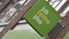 Заетостта във Великобритания се понижава за пръв път от над една година