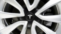 Tesla ъпдейтва софтуера на батериите на колите си