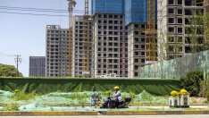 Имотният пазар в Китай вижда светлина в края на тунела, но сравненията с Япония остават