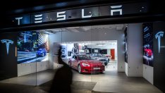 Сривът на акциите на Tesla свива оценката на концерна до под 500 млрд. долара