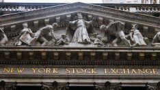 Рекордно скъпите американски акции задминават все повече световните пазари