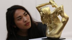 Продадоха златна статуя на Кейт Мос за над 577 хил. лири