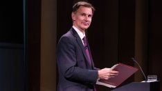 Джереми Хънт: Поевтиняването на енергията няма да е от полза за публичните финанси