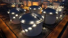 Цената на петрола е на червено на фона на oпасения за възстановяване на търсенето*