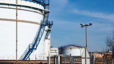 Петролът се търгува в тесен диапазон, ограничавайки седмичния ръст