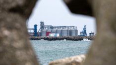 Бомбардирани мостове и затворени пристанища разделят украинското зърно от света