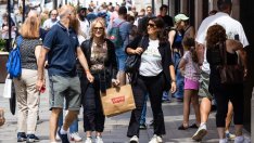 Продажбите на дребно в еврозоната и ЕС спадат през юни