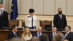 В отсъствието на Борисов: НС одобри поредния нов състав на кабинета 