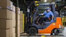 Силните поръчки тласкат към разширение сектора на услугите в САЩ