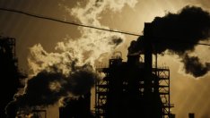 МАЕ: Възобновяването на огнищата на COVID-19 застрашава възхода на петрола