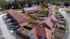 Цените на британските жилища спадат за четвърти пореден месец