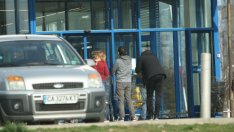 Затворените нехранителни магазини настояват отново да посрещат клиенти