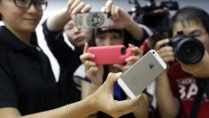 Графика на деня: Убиват ли смартфоните фотоапаратите?