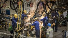 Китайската индустрия продължава възстановяването си, но по-бавно