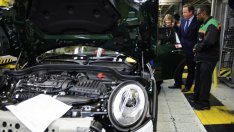 Поевтиняването на паунда изправя пред трудности автомобилната индустрия на Острова