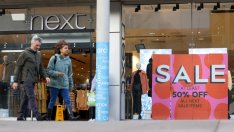 Модната верига Next повиши прогнозите си след силни коледни продажби