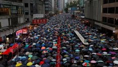 Хонконг трябва да се подготви за задаващия се "икономически тайфун"