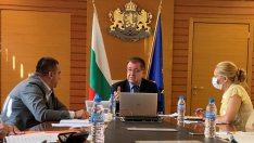 Помощ за животновъдите със зърно от резерва предлага агроминистърът