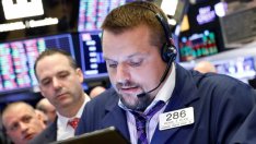 Dow изтрива над 140 пункта на фона на търговските и политическите сътресения*