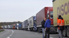 Километрични опашки от автомобили се извиха по границите