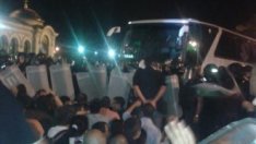 #ДАНСwithme 40: Полицията проправя път на блокираните депутати с бой*