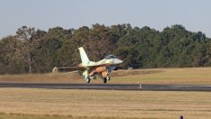 Първият български изтребител F-16 Block 70 кацна в "Граф Игнатиево"