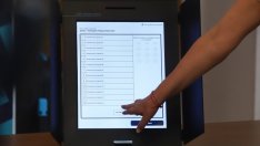 ЦИК: Секционните комисии ще броят всички разписки от машинното гласуване