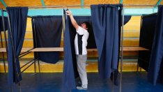 "Чилийският Берлускони" в битка с двама журналисти за президентския пост в Чили