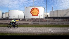 Акционерите на Shell подкрепят по-скромни цели за въглеродните емисии