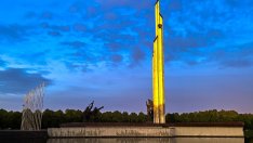 Латвия започна премахването на съветски военен паметник