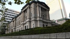 ЯЦБ купува рекорден брой облигации в опит да защити новата си цел