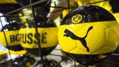 Футболните фенове показват червен картон на непубличния капитал