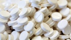 Здравното министерство: Търговци на едро задържат лекарства в складовете*