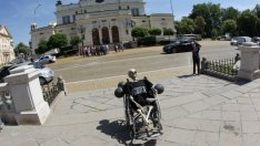 Родители на деца с увреждания с пореден протест пред парламента