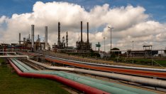 Петролът поевтинява с фокус върху Венецуела и глобалния излишък*