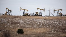 OПЕК+ започва постепенно да увеличава производството