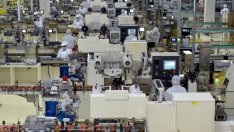 Производственият сектор в еврозоната расте с по-бавен темп през май