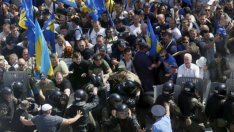 Взрив и сблъсъци пред парламента в Киев заради конституционните реформи