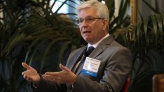 Уолтър от Фед: Доларът ще устои на заплахите в лицето на юана и криптовалутите