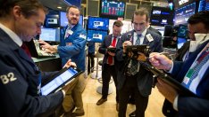 S&P 500 се покачва след най-лошата си седмица от април насам*