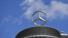 Mercedes залага на еволюцията, а Tesla - на революцията, при автономните коли