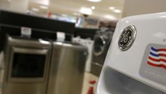 Печалбата на General Electric спадна с 28% за тримесечието