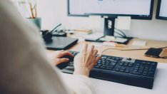 Изкуственият интелект обещава печалби за бизнеса, но натискът пада върху служителите