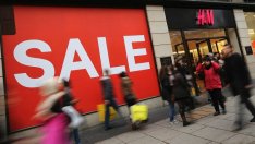 Печалбата на модната верига H&M продължава да спада, но по-бавно